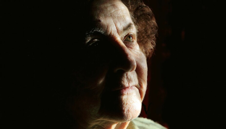 TIDDE I OVER 50 ÅR: Maria klarte ikke å snakke om fortiden sin før det var gått over 50 år. Nå holder hun foredrag og har reist på flere turer til både Theresienstadt og Auschwitz som tidsvitne.