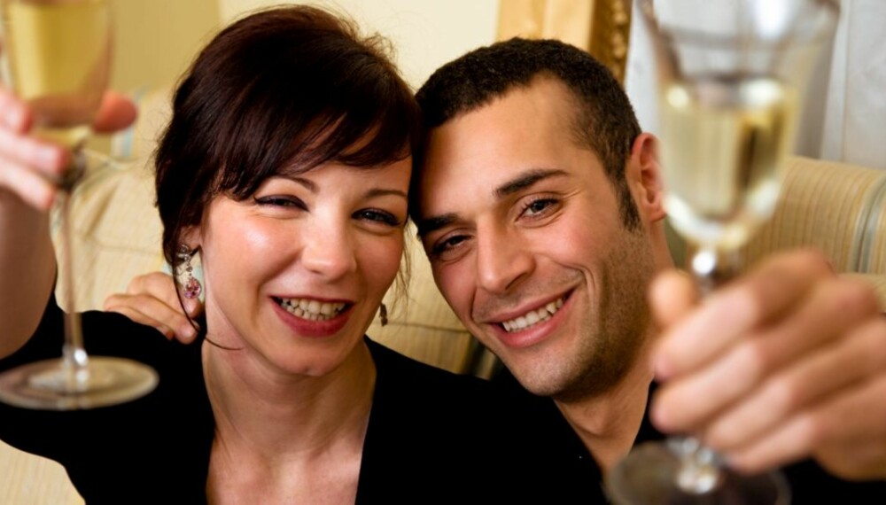 VELLYKKET DATE: Trives du best på date når du har et glass vin i hånden? Da er baren det rette sjekkestedet for deg.