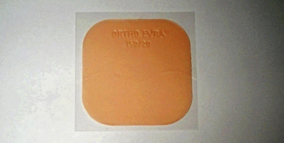 P-PLASTER: Hormonene blir tatt opp direkte i blodet gjennom huden. Plasteret sitter på i en uke. På bildet: OrthoEvra p-plaster.