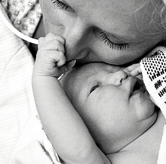 KOS: Den lille jenta tar et godt tak i mammas nese.