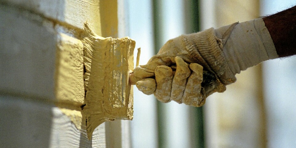 FUKTIG: Er det fuktig etter du påfører huset maling er sjansen stor for at du vil oppleve duggmatting.