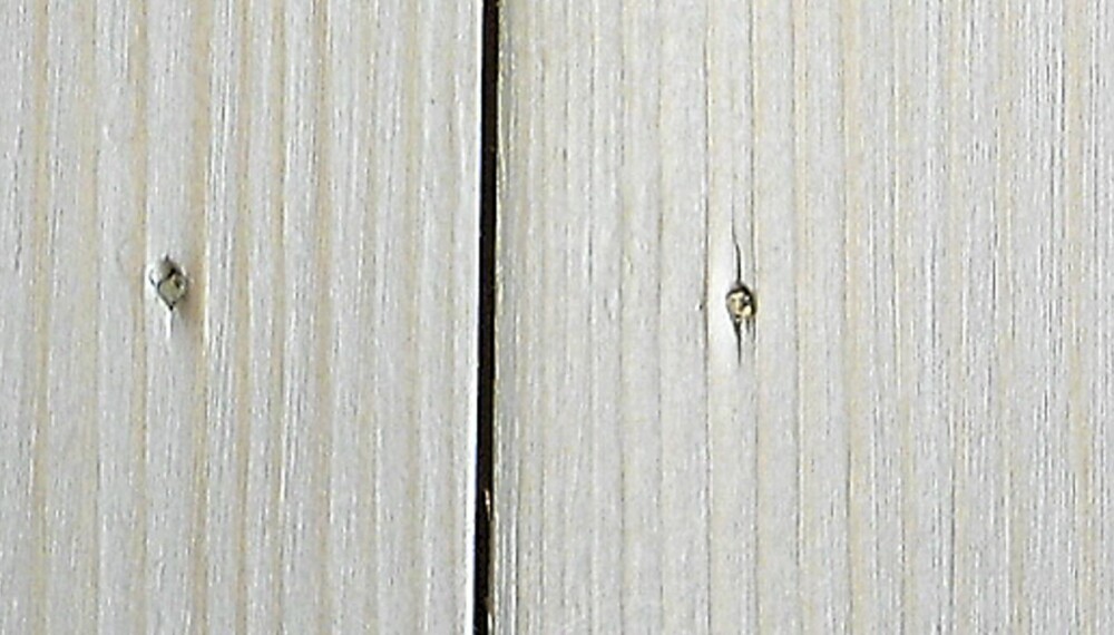 FØR: De stygge hullene etter spikerslag er skjemmende når veggene skal lysnes med panelbeis eller lakk.