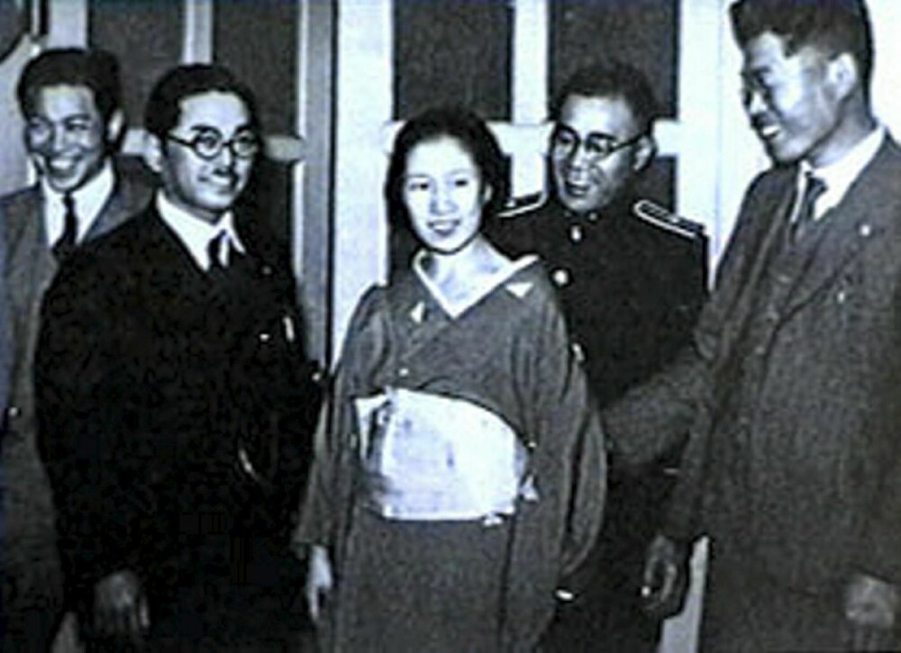 ARRESTERT: Da Sada Abe ble arrestert, hadde hun sin elskers penis og testikler i vesken. Bildet er tatt kort tid etter arrestasjonen, på Takanawa politistasjon i Tokyo i 1936.