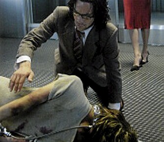CSI: I sesong seks, episode to - Room Service - blir en mann funnet kvalt.