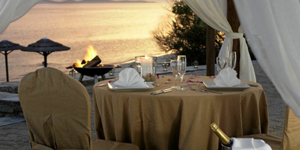ROMANTISK MIDDAG: I slike omgivelser, på Mykonos Grand Hotell & Resort, kan man trolig spise sitt livs mest romantiske måltid.