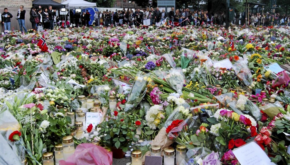 BLOMSTERHAV: Mange har lagt ned blomster til minne om ofrene etter angrepene i Oslo og på Utøya. Her utenfor domkirka i Oslo. BLOMSTERHAV: Mange har lagt ned blomster til minne om ofrene etter angrepene i Oslo og på Utøya. Her utenfor domkirka i Oslo.