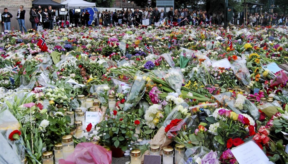 BLOMSTERHAV: Mange har lagt ned blomster til minne om ofrene etter angrepene i Oslo og på Utøya. Her utenfor domkirka i Oslo.