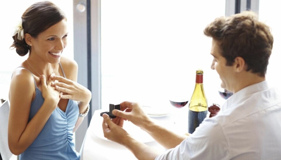 LØFTE: Noen tror en forlovelse må inkludere en ring, men det har med et løfte å gjøre, ikke ringen. Som regel frir man under en hyggelig omstendighet: Under en middag eller på reise. De aller fleste gjør litt ekstra stas på det.