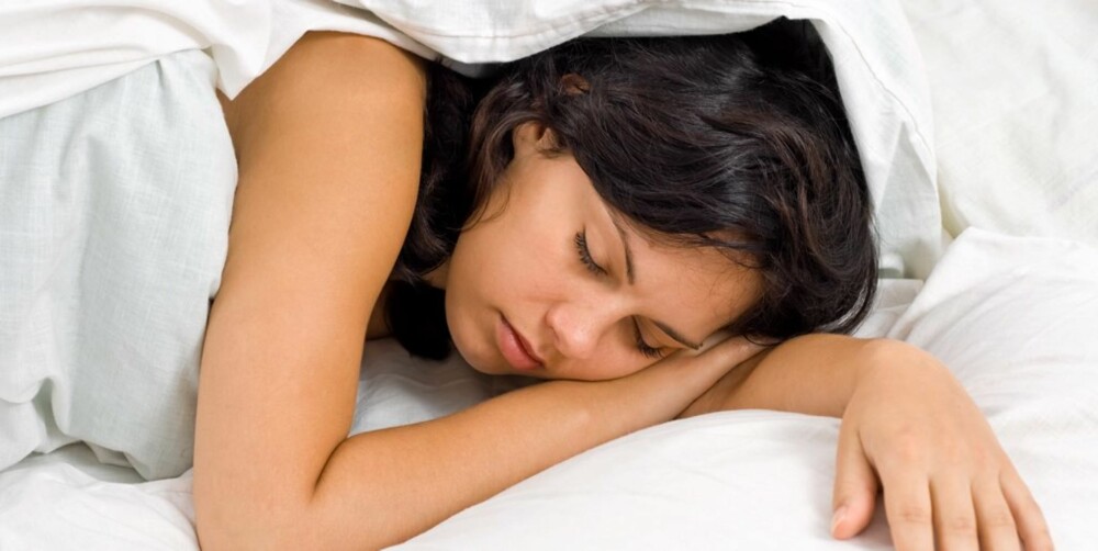 ALENE: Mange kvinner må rømme soverommet fordi partneren snorker så høyt at de ikke får sove.