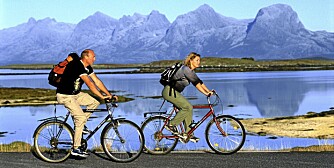 HIMMELBLÅ: Dra på øyhopping med sykkel i Helgelands skjærgård, omgitt av sagafjell som De syv søstre og Torghatten.