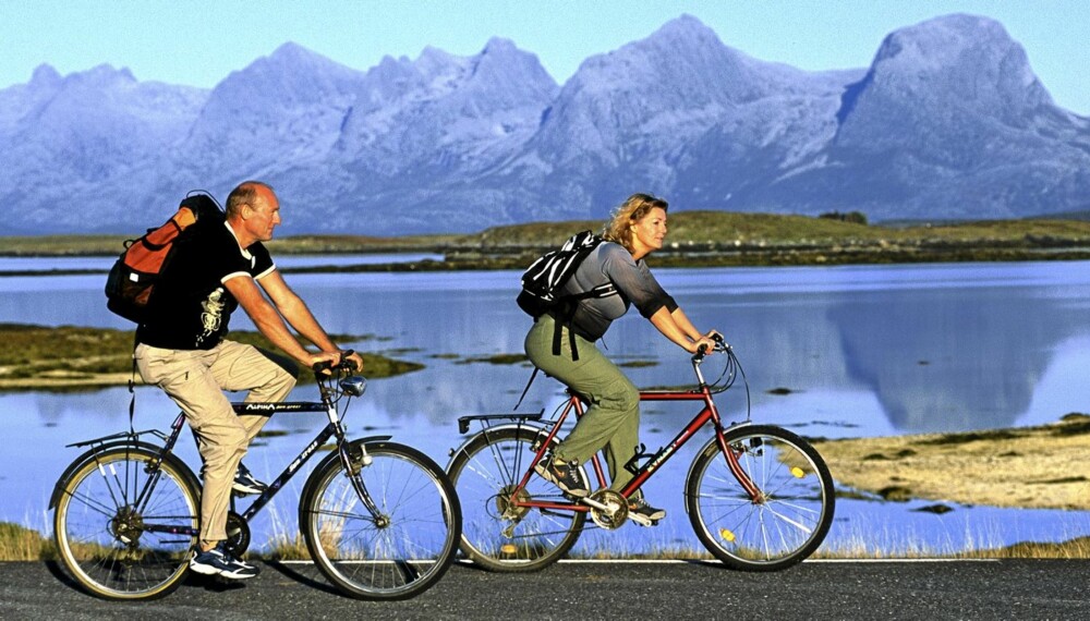 HIMMELBLÅ: Dra på øyhopping med sykkel i Helgelands skjærgård, omgitt av sagafjell som De syv søstre og Torghatten.