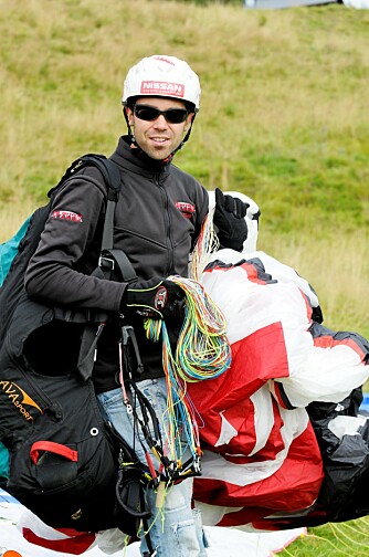 AKROBAT: Norge har 15 aktive paragliderakrobater. Fem
av dem er på internasjonalt toppnivå, og Ove Tillung er en av dem.
Landslaget i paragliding