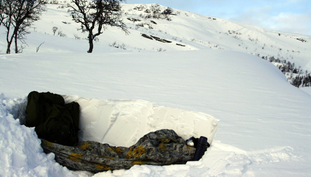 TÅLER KULDE: Vi har testet Helsport Austfjorden rett på bakken med fjellduk - under åpen himmel i kulda. Det gikk bra.