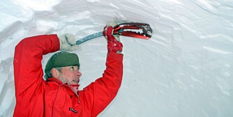 GRAV DIN EGEN HULE: Villmarksliv-redaktør Dag Kjelsaas gir deg tipsene til en god snøhule.