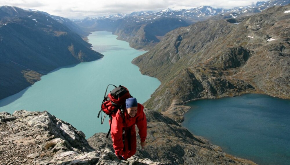 Besseggen er den mest kjente fotturen i Jotunheimen, ja i hele den norske fjellheimen.