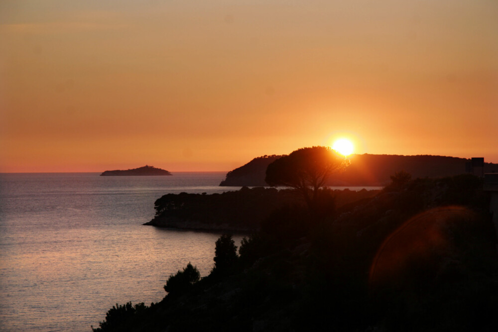 SOLNEDGANG: Det er vakkert når solen går ned over grotteøyene i Adriaterhavet.
