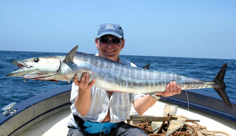 FORNØYD GLIS: Havfisker Tom Martin Nilsen gliser fornøyd med sin flotte 15 kilos wahoo i hendene.