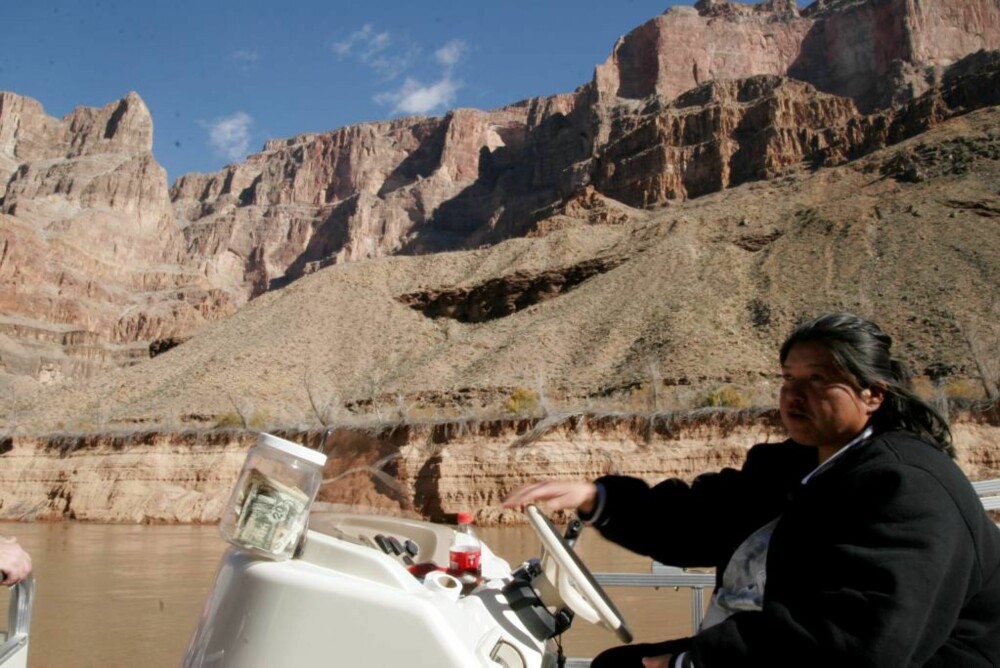 PENGER: Indianerkvinnen som fører båten nede på Colorado River, har like gjerne tapet fast ei svær bøtte til tips ved siden av rattet. PENGER: Indianerkvinnen som fører båten nede på Colorado River, har like gjerne tapet fast ei svær bøtte til tips ved siden av rattet.
