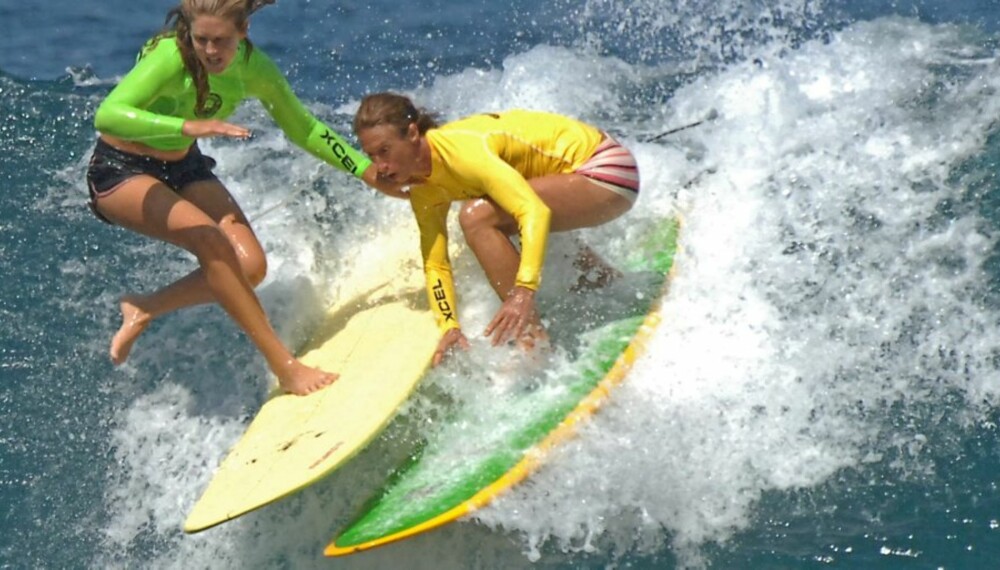 FANG EN BØLGE: Surfing er nasjonalsporten på Hawaii.