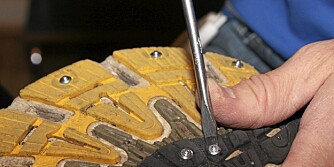 PIRKEJOBB: Piggene må tilpasses slik at de ligger riktig i sålen. For å få feste må sålen være myk nok og samtidig dyp nok til at piggene ikke kommer borti stødempingsmaterialet. PIRKEJOBB: Piggene må tilpasses slik at de ligger riktig i sålen. For å få feste må sålen være myk nok og samtidig dyp nok til at piggene ikke kommer borti stødempingsmaterialet.