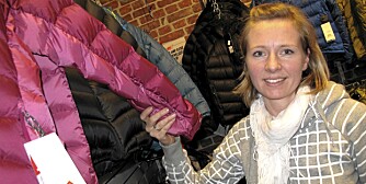 IMPREGNERING: Dunjakke-ekspert Ida Mæhlum ved Oslo Sportslager forklarer hvordan du skal impregnere dunjakken din.