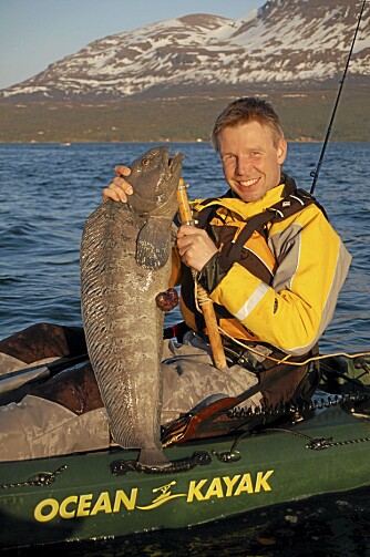 KAJAKK-FISKER: Johan Isaksson koser seg med kajakk, fiskestang og steinbit utenfor Tromsø.