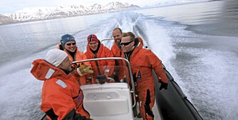 RIB I ARKTISKE FARVANN: Gutta på tur i Svalbardsommeren.