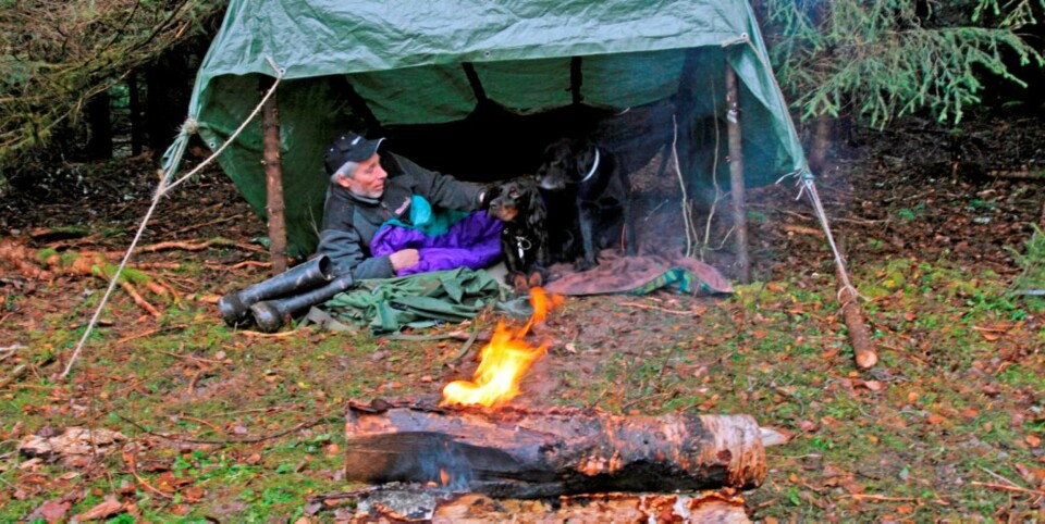 FIKS FERDIG: Ta plass. Med et godt bål har du en hyggelig overnatting.