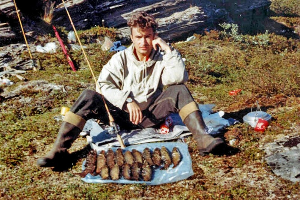 GODE, GAMLE DAGER: Cato med fin ørretfangst fra Grensetjønnan midt i 1960-årene. Til disse flotte fiskevannene hadde han kort vei fra den lille hytta han satte seg opp som 17-åring i villmarka øst for Balvatnet. (Privat foto)