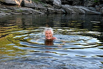 PLASKEDAMMEN FRA BARNDOMMEN: Cato synes vannet er litt kaldt, men trives fremdeles bra i dammen der han ofte svømte som liten.