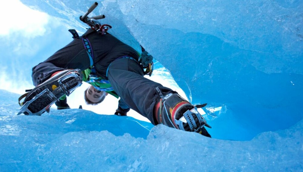 KLATRE PÅ ISEN: Har du litt erfaring fra "vanlig" klatring, er isklatring noe du bør vurdere i vinter. Bildet er tatt ved en bretunge ut fra Jostedalsbreen ned i Briksdal.