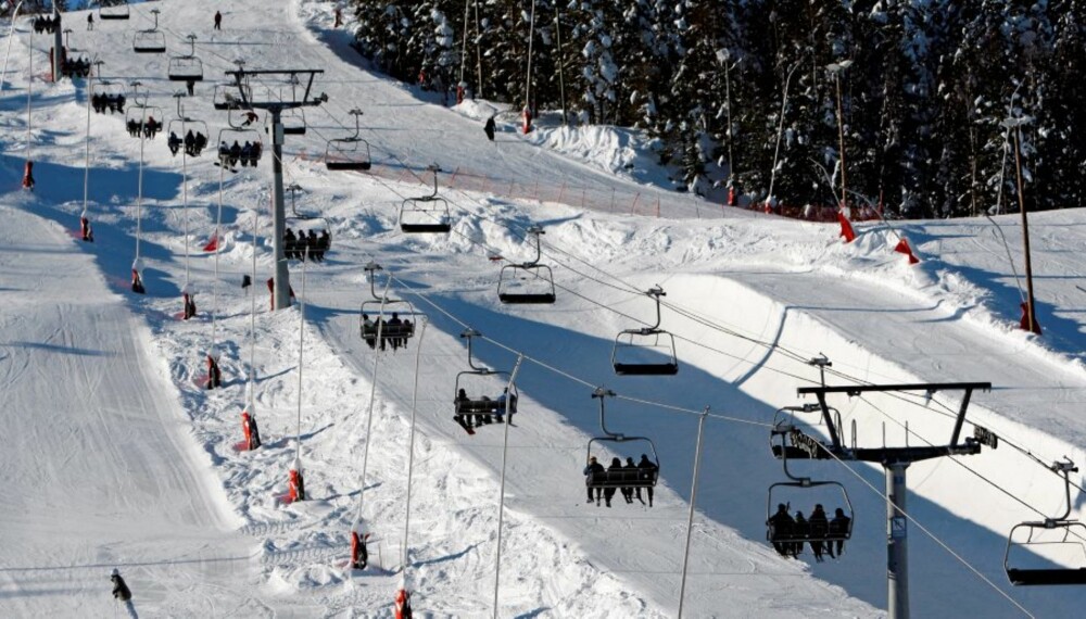 FLOTTE FORHOLD: Fulle skiheiser i Funklia i Kongsberg lørdag, der finværet hadde lokket mange ut i vintereventyret.
