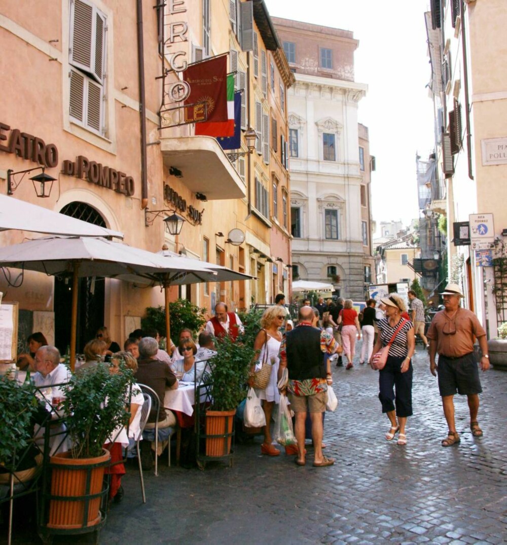 OVERNATT: Hotellet Albergo del Sole ligger ved sjarmerende Piazza Navona.