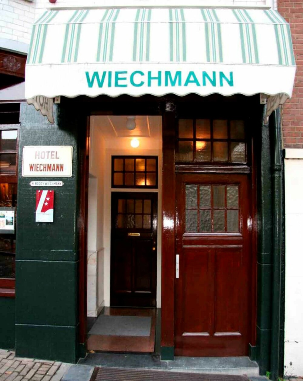 RUSTNING: I resepsjonen på Hotel Wiechmann finner du en rustning. RUSTNING: I resepsjonen på Hotel Wiechmann finner du en rustning.