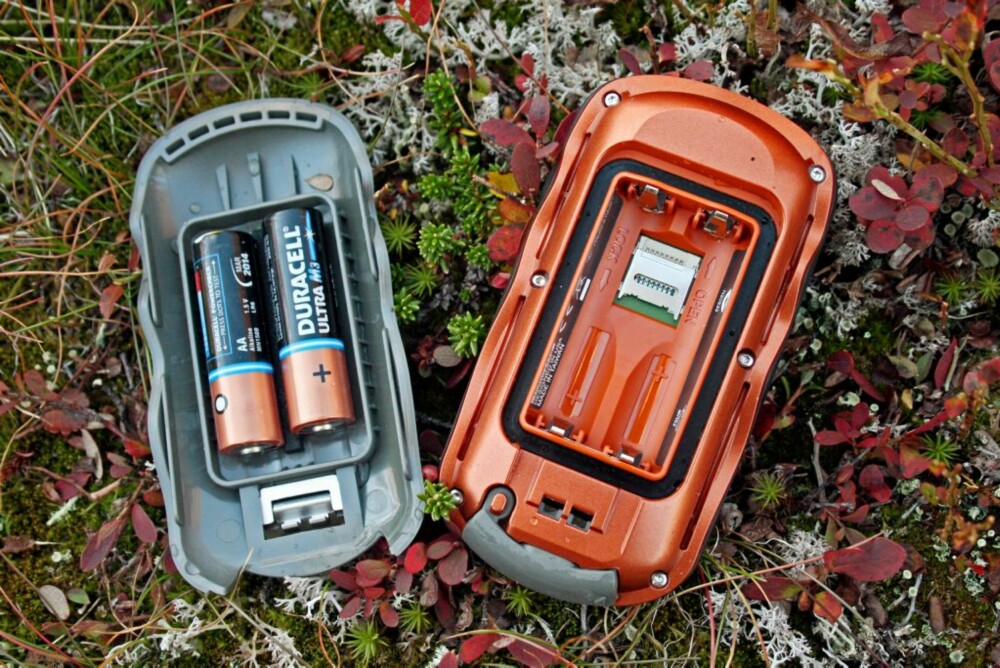 STRØM: GPSen går lenge på to vanlige batterier.