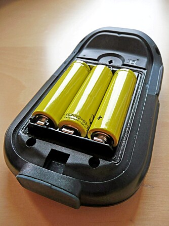 10 TIMER og 30 MINUTTER: Under batterilokket er det plass til tre LR6-batterier. De overlevde godt over ti timer i vår test.
