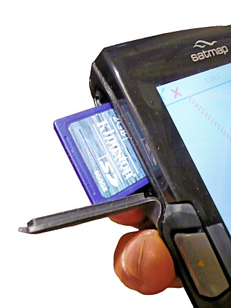 MINNE-KART: SD-kortet med kart eller andre data settes inn oppe til venstre på GPS-en.