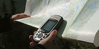 NYTTIG Å KUNNE: For deg som ikke bruker en GPS med kart, er det nyttig å vite hvordan du overfører en GPS-posisjon til papirkartet. (Foto: Yngve Ask)