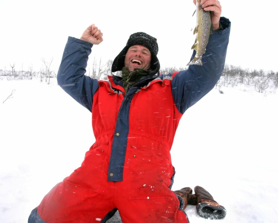 JUBEL: Endelig lot ørreten seg lure.