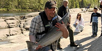 GLEDE:Sverre Martin Sørensen fikk sitt livs fiskeopplevelse i Lågen 15.mai.