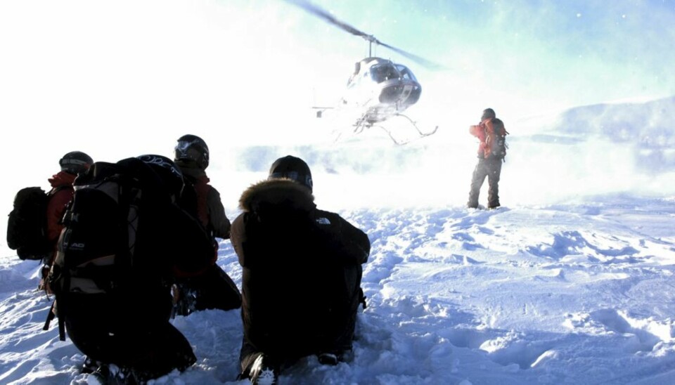 TIL TOPPS: Fem mann er det plass til i hvert helikopter. Fjelltopper er det nok av i den svenske byen Hemavan.