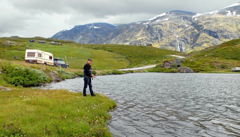 JOTUNHEIMEN FJELLSTUE: Mange av vannene på Sognefjellet er lett tilgjengelige, enten fra vei eller via merket turiststi. De to vannene som ligger ved Jotunheimen fjellstue, er særlig enkle å nå.