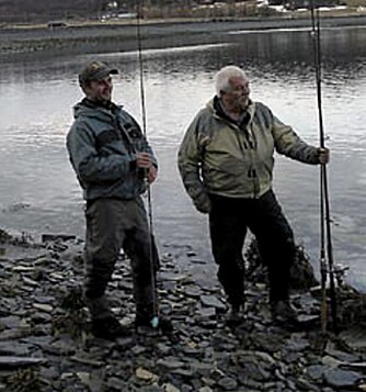 FISKEDILLA: Tormod Kristiansen (t.v.) og Kåre Rønning er i Pollenbukta nesten hver dag. Stedet er populært blant sjøørretfiskere, og det kan stå opptil 15-20 fiskere i bukta i perioden april til juni.