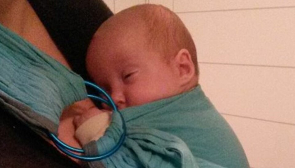 KENGURUMETODEN: Vesle Lilly er født 9 uker for tidlig og holdes for det meste nær kroppen i et sjal. –Det er helt tydelig at hun faller til ro ved å høre hjerteslagene våre, sier mamma Nina.