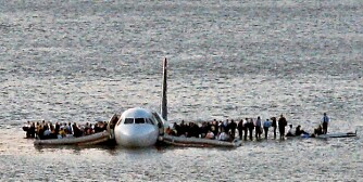 NØDLANDING: Piloten er hyllet som en helt, etter at han klarte å nødlande i Hudson River i New York.