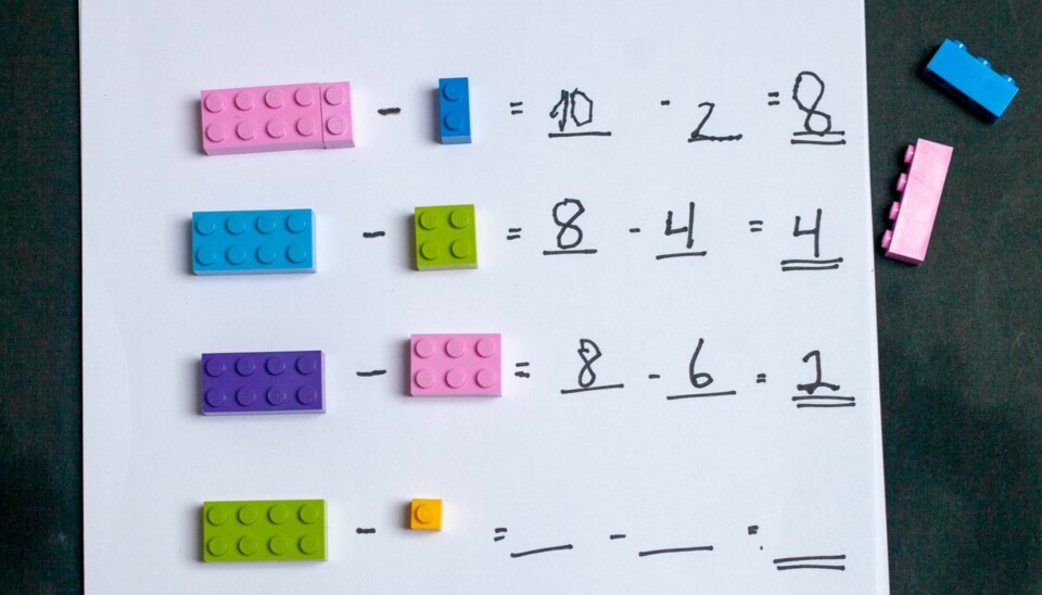 LÆRER MATTE: Ved å bruke Lego kan barn gjøre enkle matematikkstykker på egenhånd.