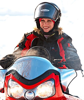 SNØSCOOTER: På turen i Nord-Norge fikk Joanna Lumley kjøre tur med snøscooter for å speide etter reinsdyr.