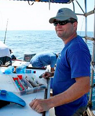 KAPTEIN: Nordmannen Alexander Nilsson har fisket mye hai på kysten av Kenya. Han har ingen tro på Vic Hislops påstander om at folk som drukner egentlig blir spist av hai.