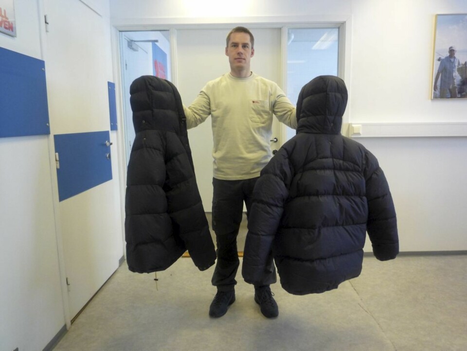 BAKFRA: Bakfra ser den ekte jakka og kopien så godt som like ut. Den til høyre er ekte.