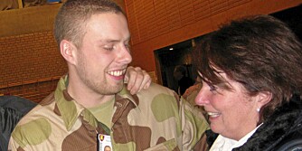 AVSKJED: Soldatmamma Soldatmamma Inger Holmen tar farvel med sin yngste sønn før han drar til Afghanistan våren 2009. AVSKJED: Soldatmamma Soldatmamma Inger Holmen tar farvel med sin yngste sønn før han drar til Afghanistan våren 2009.